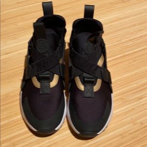Nike Hurache Shoes Size 5